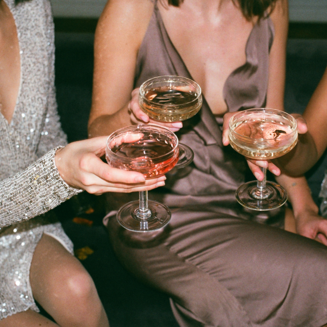 Cómo hacer un brindis correctamente. Brindar.